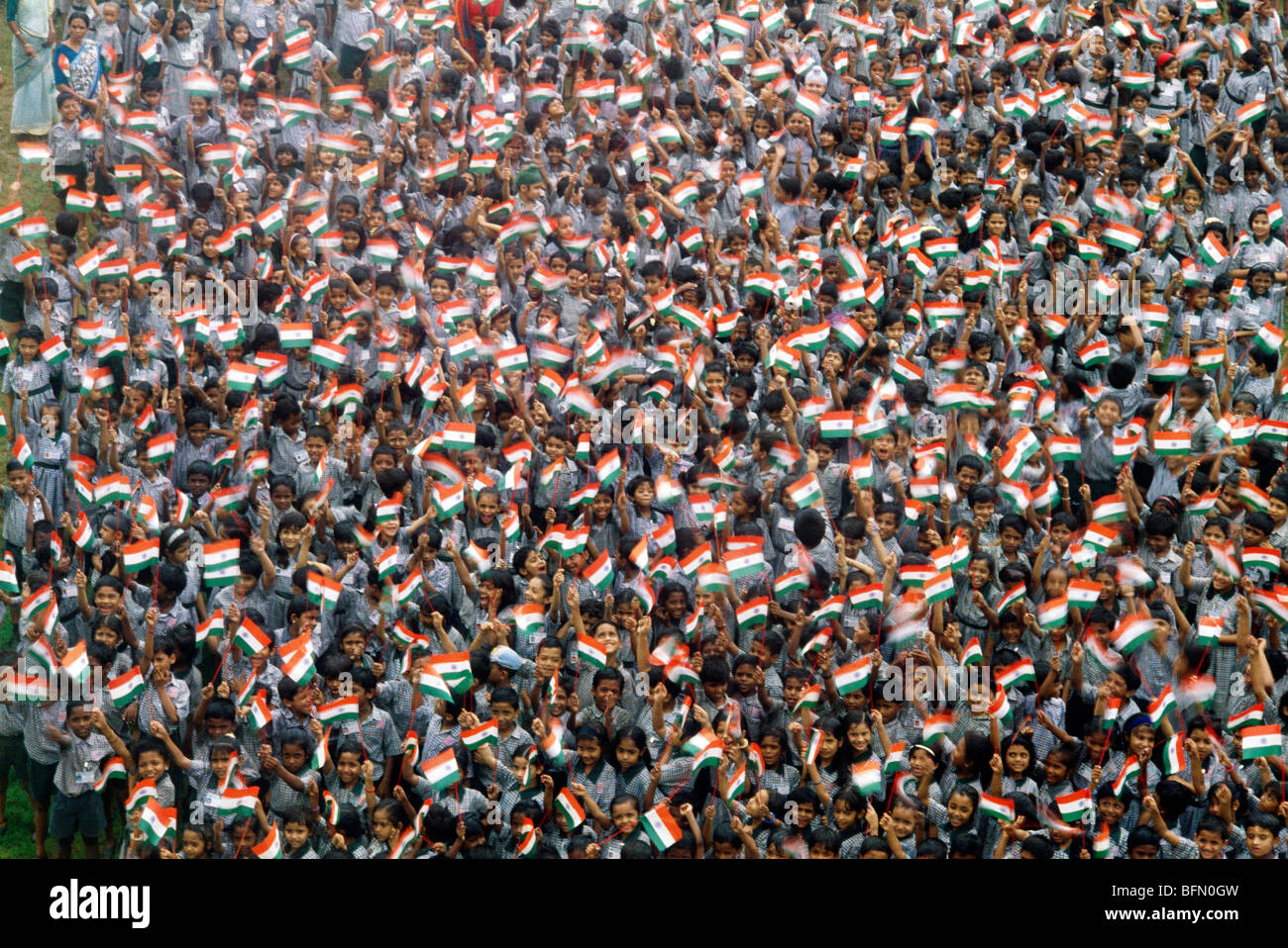 Bambini che sventolano le bandiere dell'India che celebrano il 50° anno del giorno dell'indipendenza le bandiere indiane dell'India Foto Stock