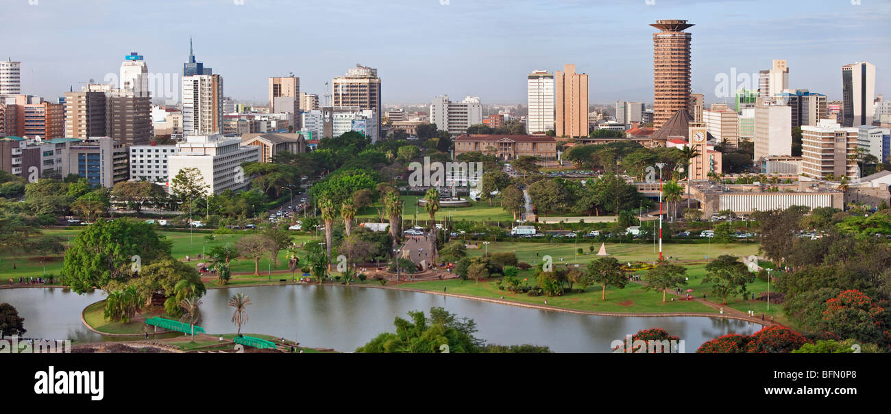 Kenya, Nairobi. Una vista panoramica di Nairobi nel tardo pomeriggio di luce solare con Uhuru Park in primo piano. Foto Stock