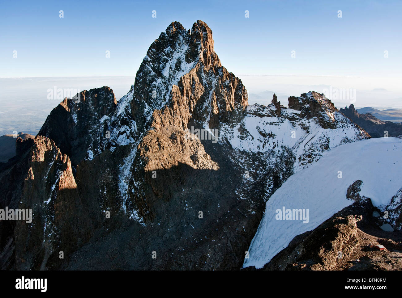 Kenya. La neve-spolverata cime del Monte Kenya, Africa s seconda montagna più alta, con Lewis ghiacciaio in primo piano. Foto Stock