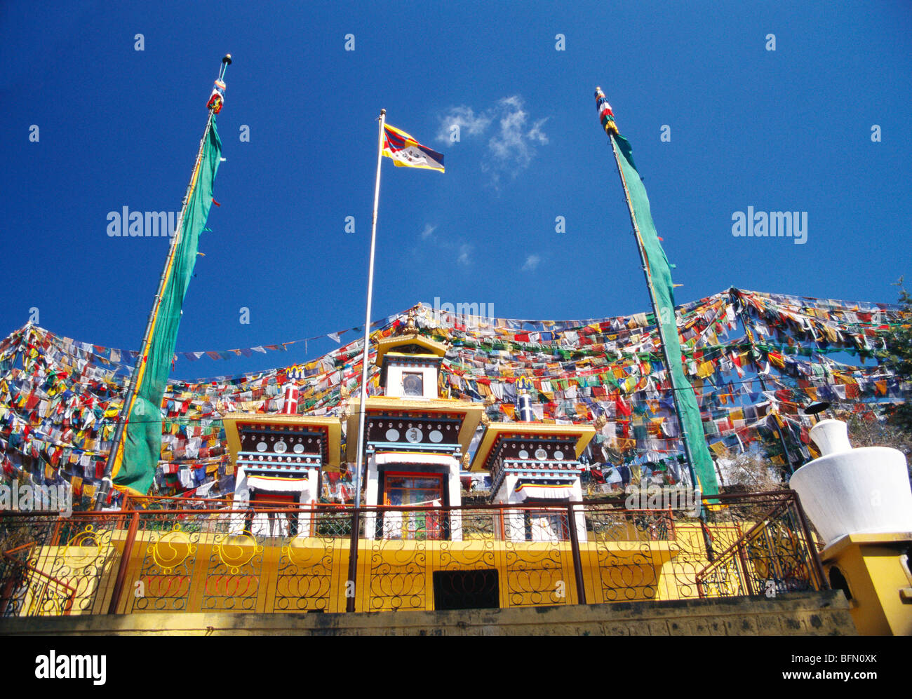 Bandiere di preghiera buddiste ; monastero di Namgia ; Mcleod Ganj ; Dharamshala ; Himachal Pradesh ; India ; asia Foto Stock