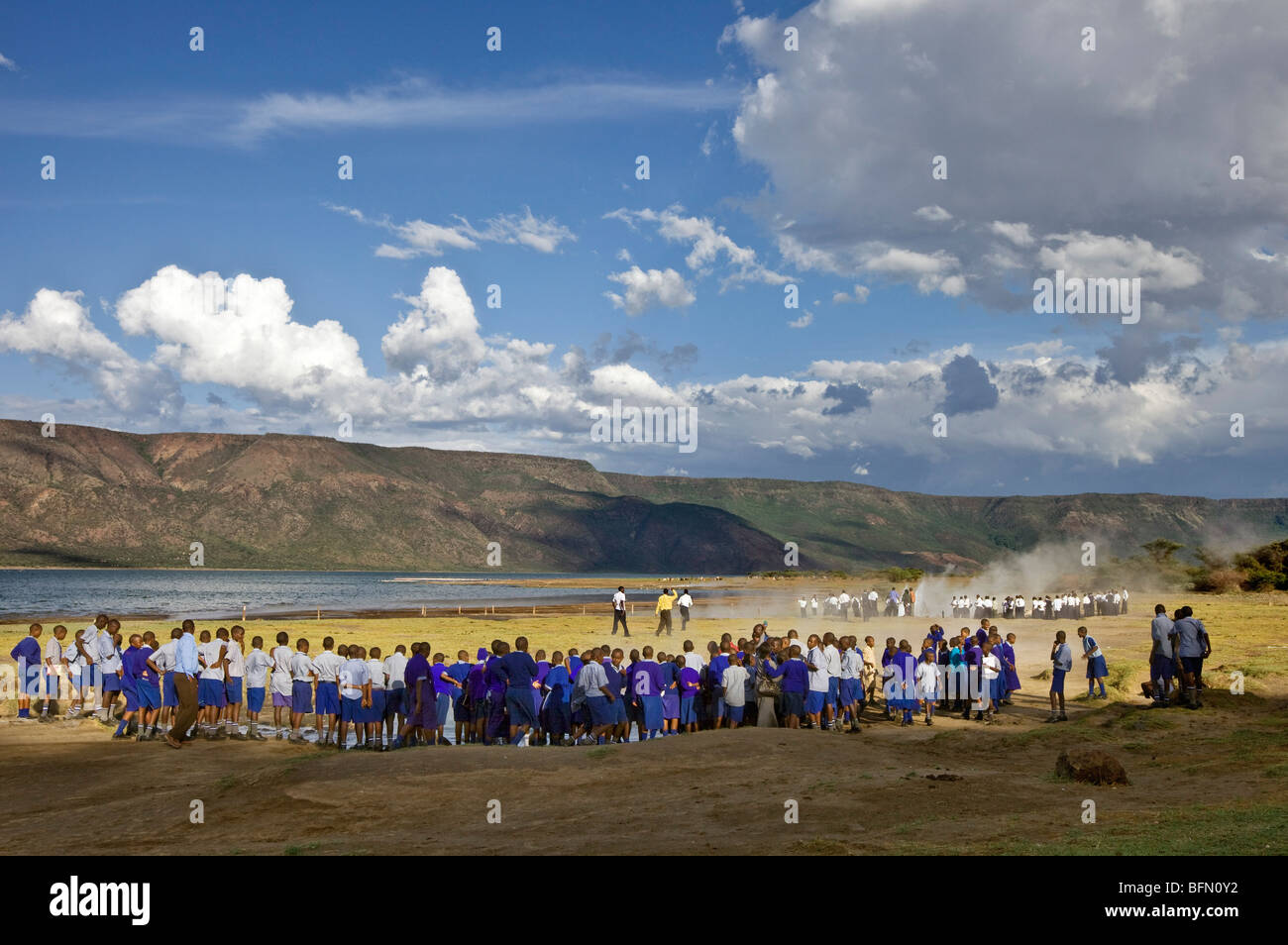 Kenya, Bogoria. La scuola dei bambini in una scuola ufficiale gita visita il geyser e sorgenti calde accanto al lago Bogoria. Foto Stock