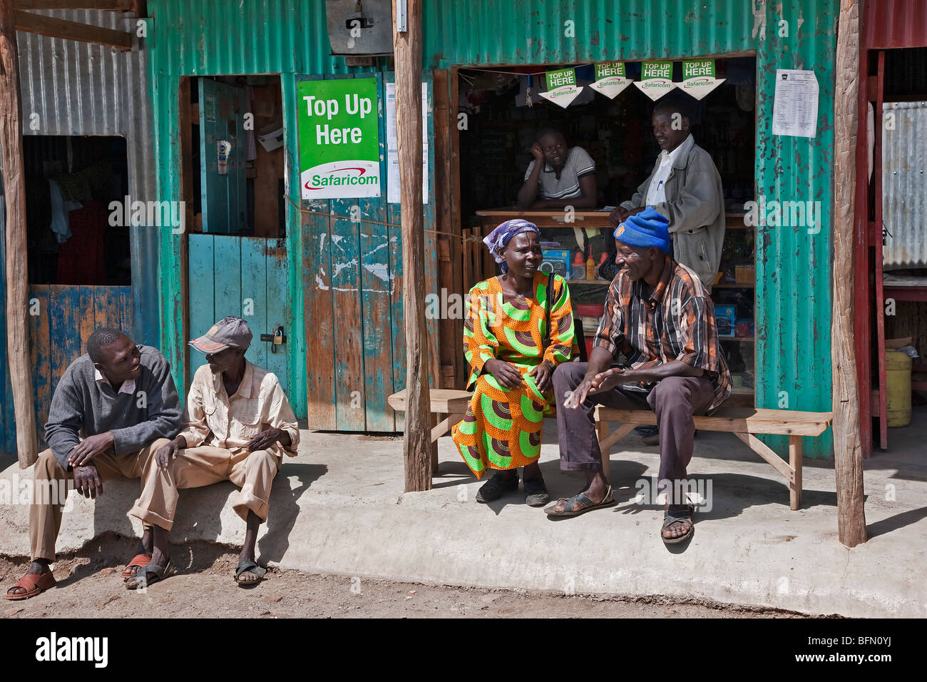 Kenya, Baringo district. Le persone si incontrano, rilassarvi e chiacchierare al piccolo centro commerciale di Koriema Foto Stock