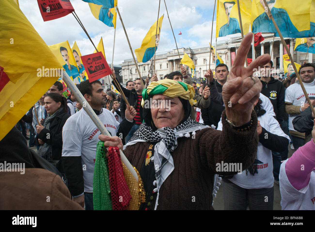 Curdi con flag di Ocalan e t-shirts celebrare il Newroz curdo il nuovo anno a Londra per chiedere di Ocalan per essere liberato Foto Stock