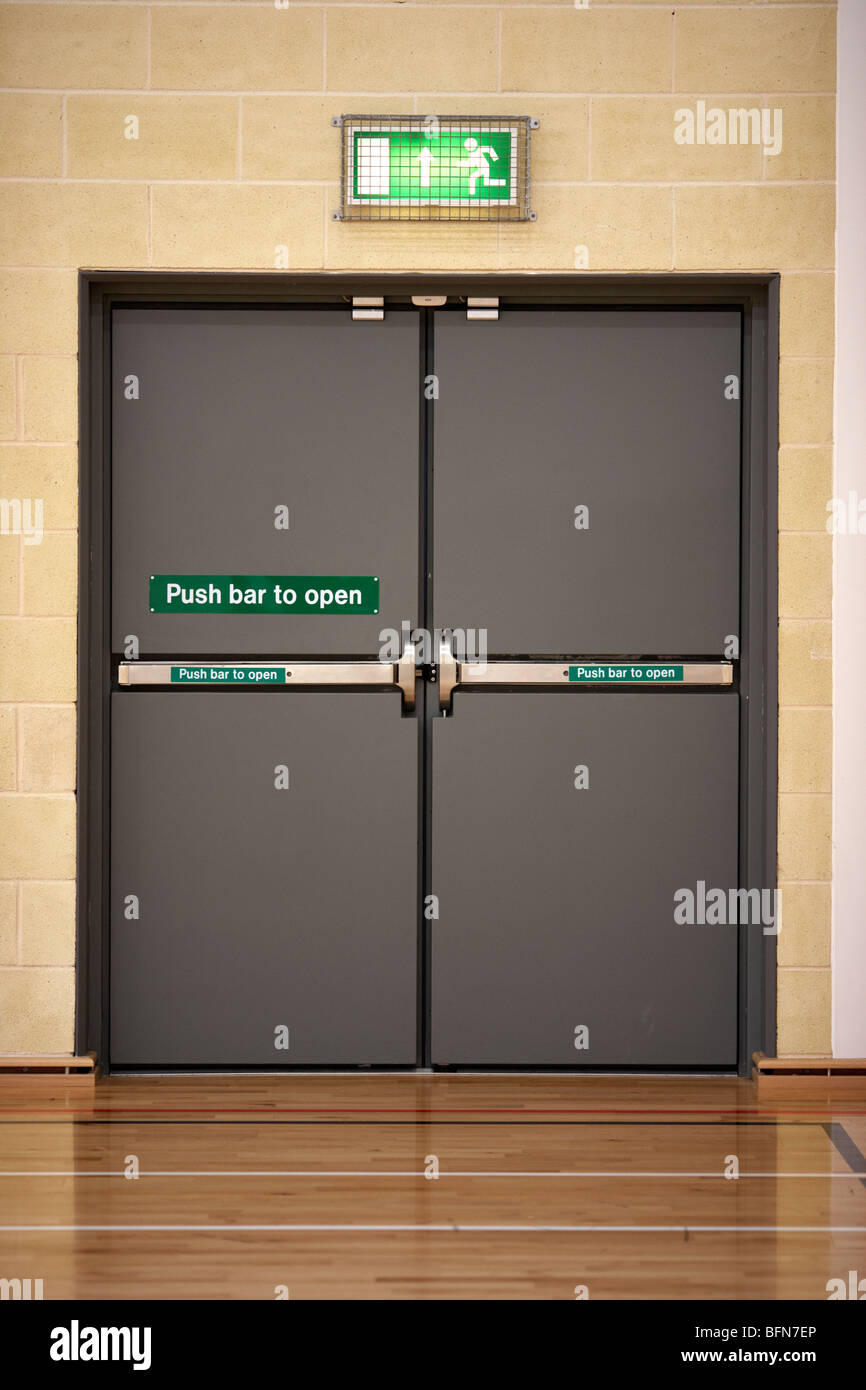 Chiuso la barra di spinta per aprire l'uscita di emergenza doppie porte nel Regno Unito Foto Stock