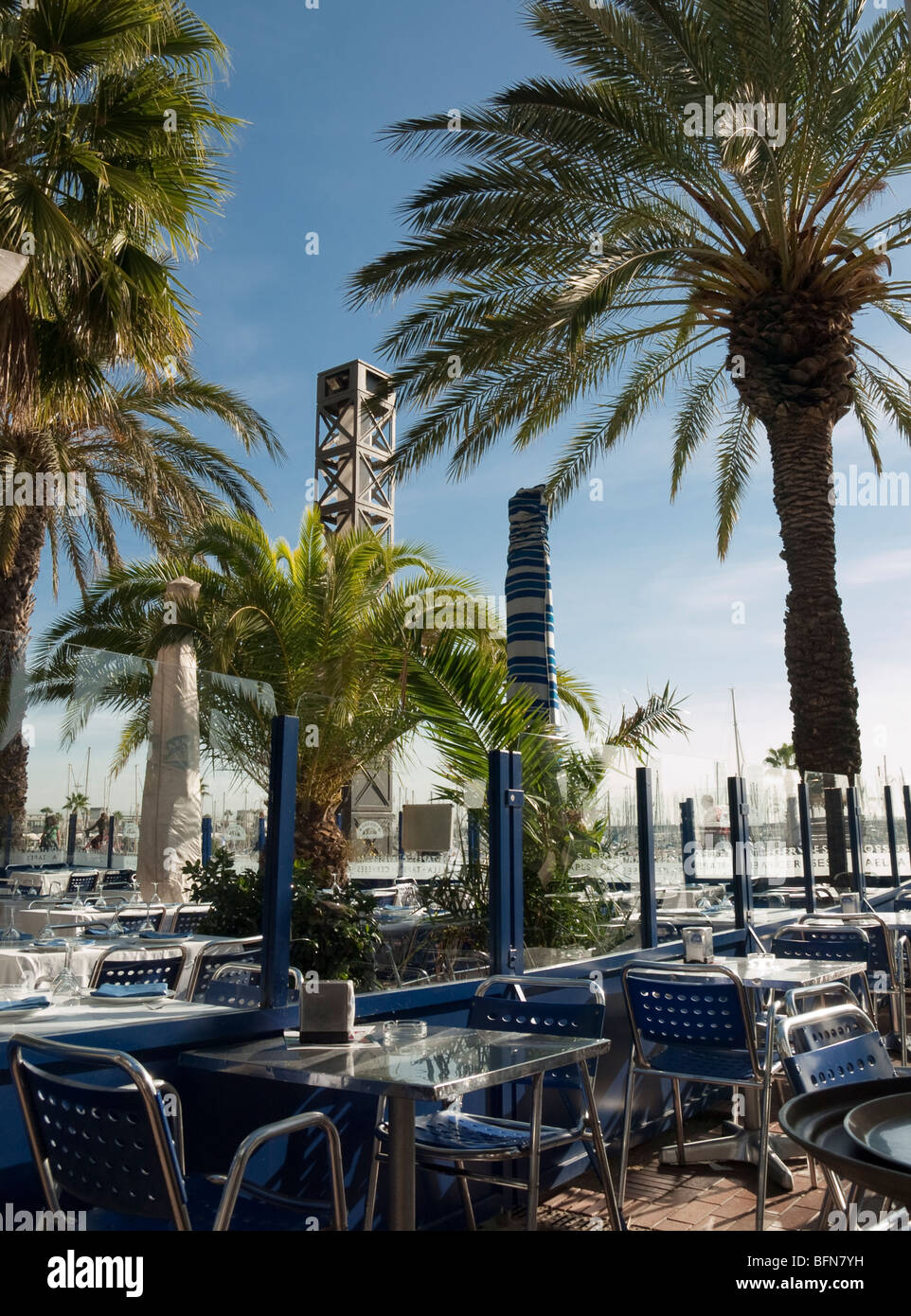 Il ristorante vuoto a Marina Village a Barcellona Foto Stock