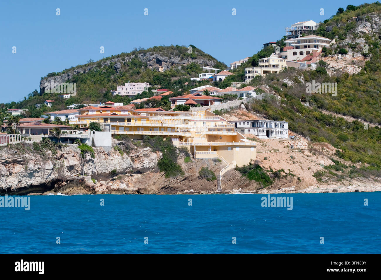 Sviluppo di collina sulla sponda occidentale di San Maarten a sud di Simpson Bay Foto Stock