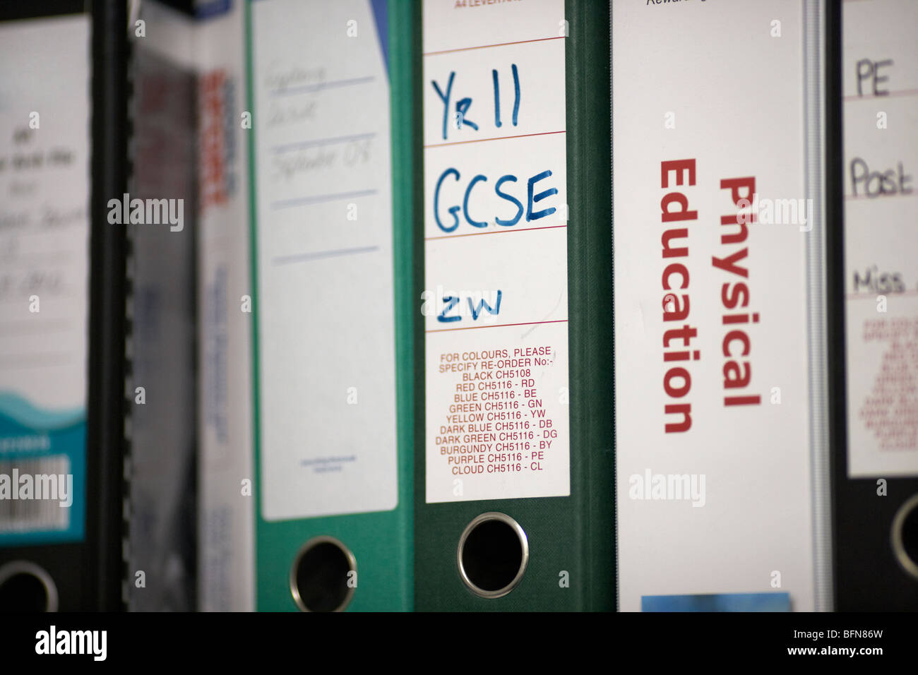 Ring Binder corso note e deposito su un ripiano in una scuola dipartimento PE nel Regno Unito il fuoco selettivo Foto Stock