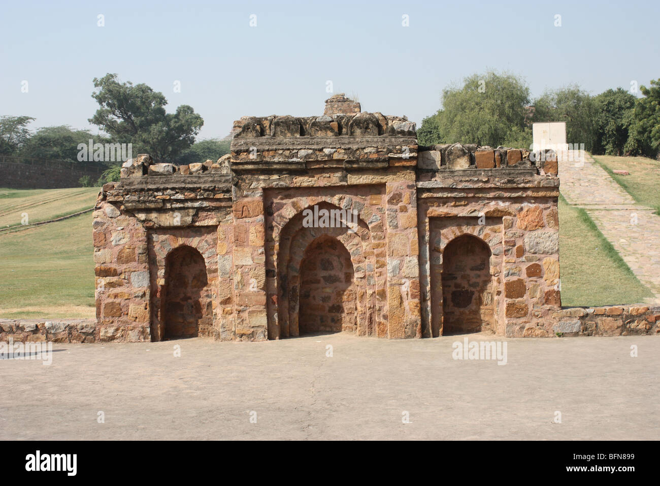 Edificio in prossimità di Qutb Minar complesso Foto Stock