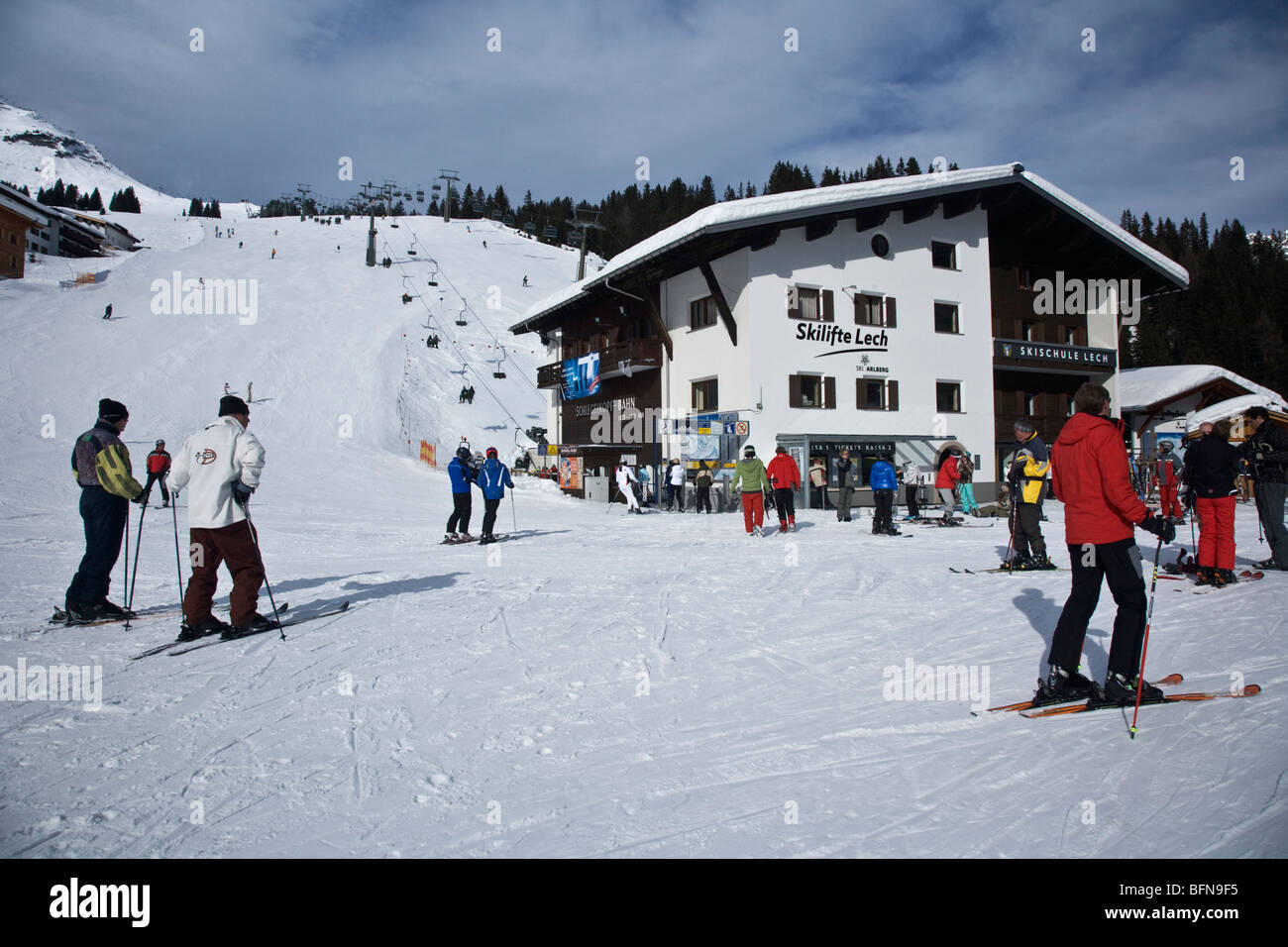 Gli sciatori in attesa presso la Schlegelkopf Bahn seggiovia in Austrian ski resort di Lech Foto Stock
