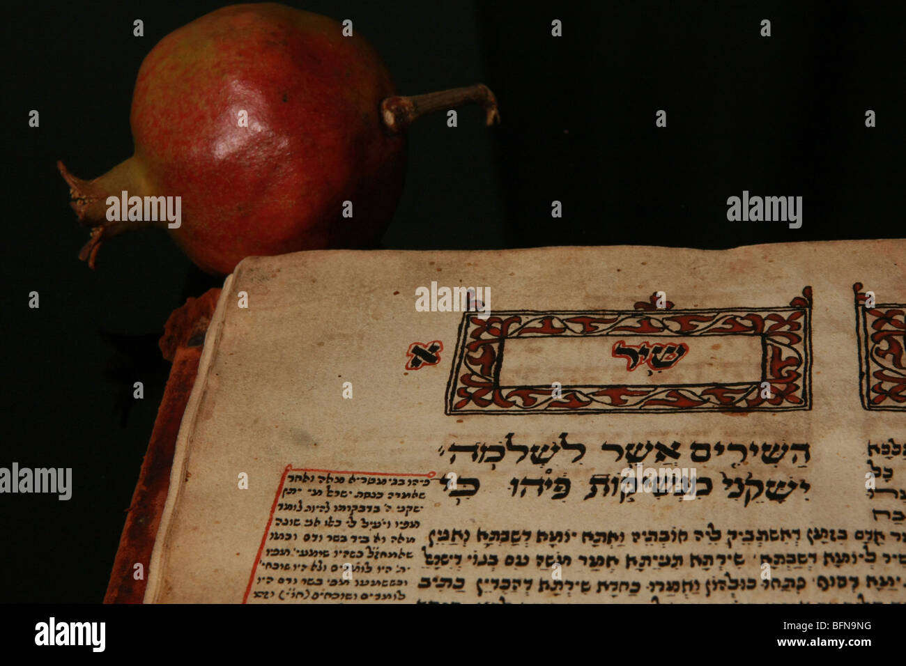 Immagine atmosferica del giudaismo simboli di Rosh Hashana,'anno Ebraico e Succot. Un libro di preghiera, e melograno Foto Stock