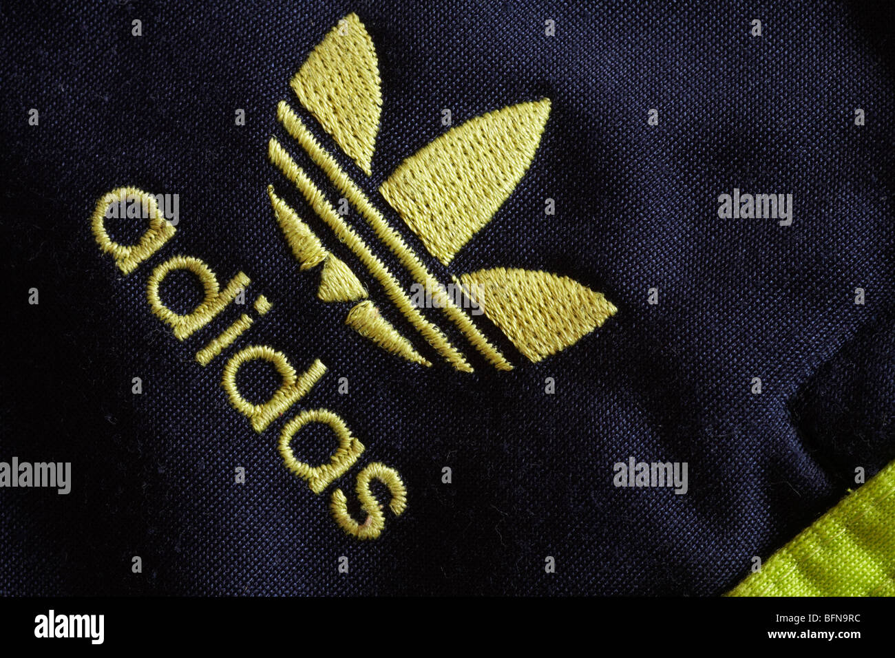Logo Adidas sul fondo tuta Foto stock - Alamy