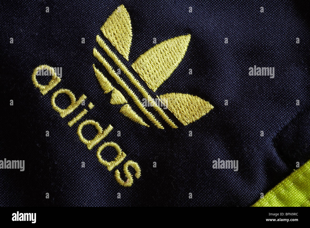 logo adidas oro