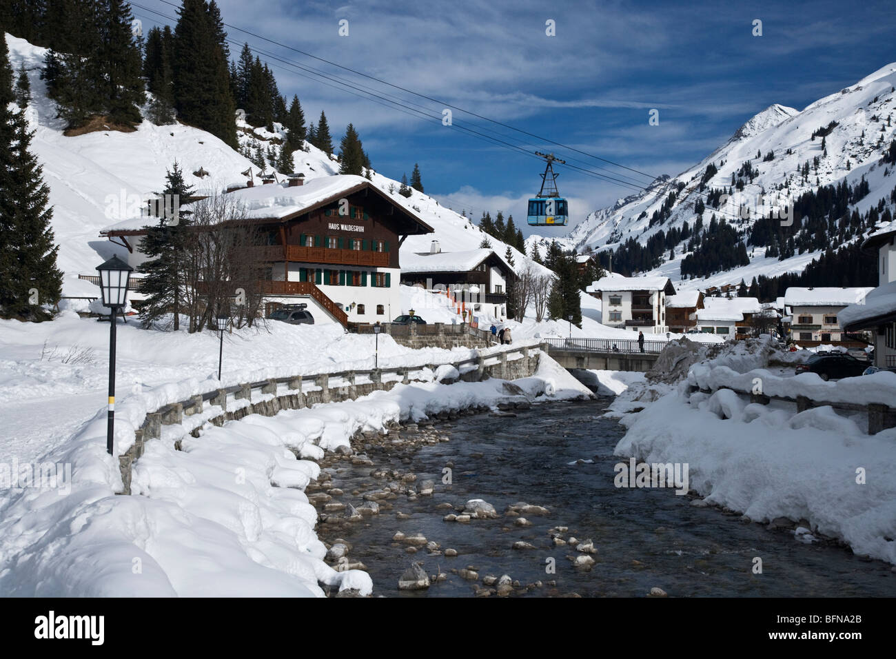 Il Oberlech funivia e chalets in Austrian ski resort di Lech Foto Stock