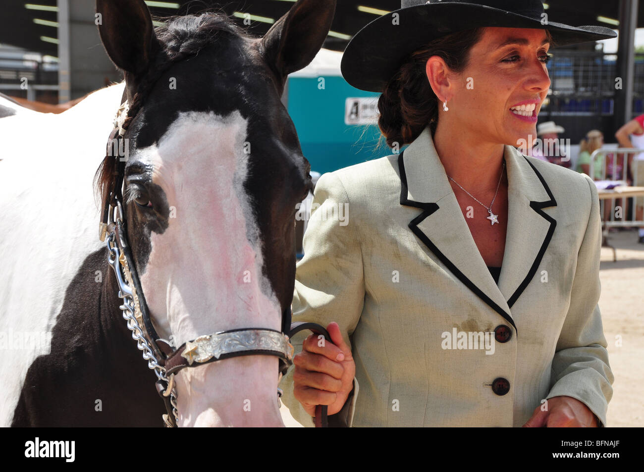 Una donna conduce il suo cavallo a briglia concorso al Western Idaho Fair Foto Stock