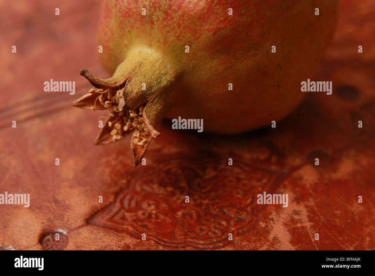 Immagine atmosferica del giudaismo simboli di Rosh Hashana,'anno Ebraico e Succot. Un libro di preghiera, e melograno Foto Stock