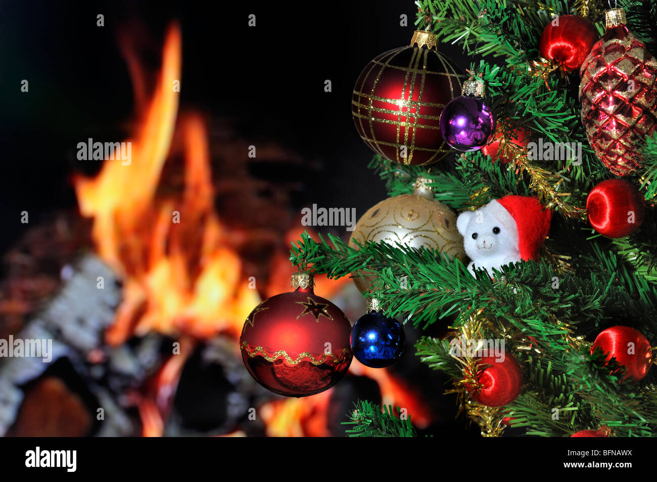 Addobbi natale, decorazioni e campanelle sull albero nella parte anteriore del focolare / camino Foto Stock