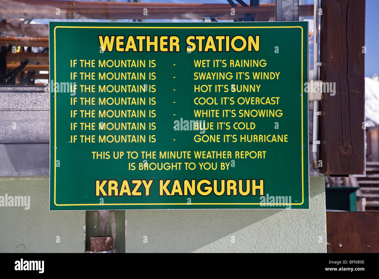 Humerous meteo segno al di fuori della famosa Krazy Kanguruh bar Foto Stock