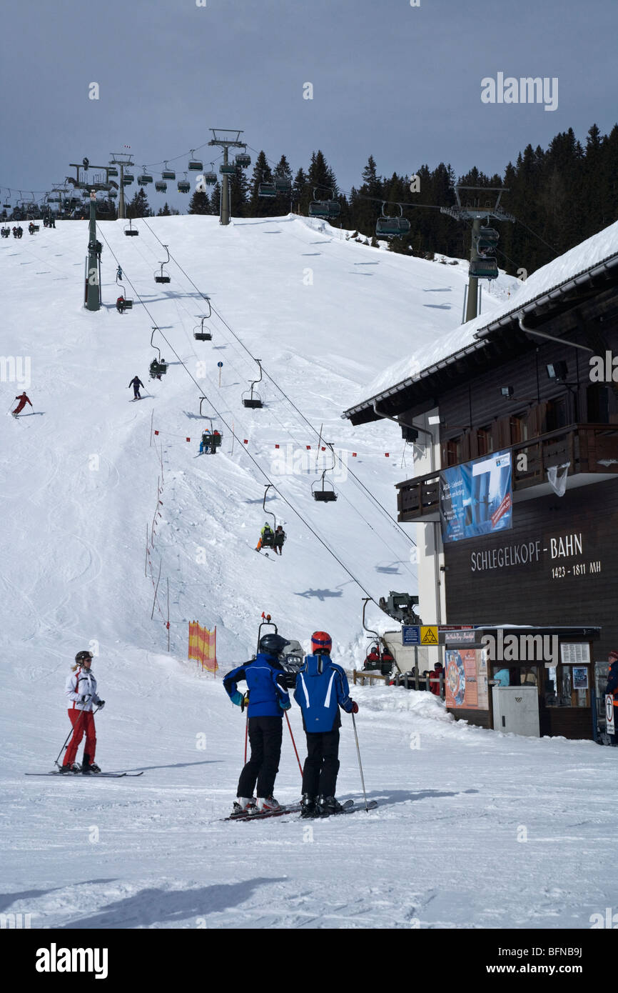 Gli sciatori in attesa presso la Schlegelkopf Bahn seggiovia in Austrian ski resort di Lech Foto Stock