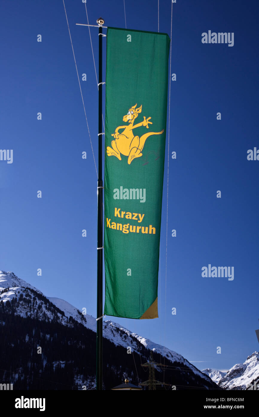 Banner pubblicitari il famoso Krazy Kanguruh bar al di sopra di St Anton Foto Stock