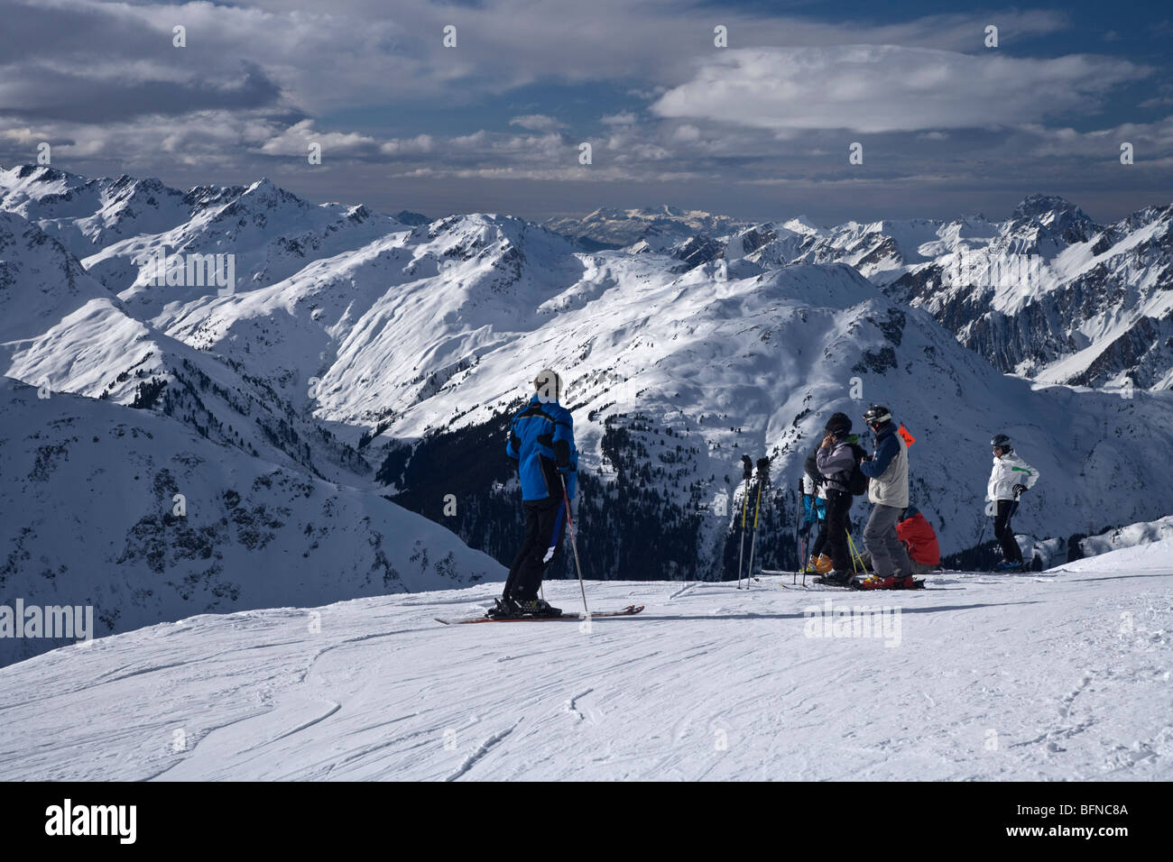Gli sciatori ammirando le Alpi austriache Foto Stock