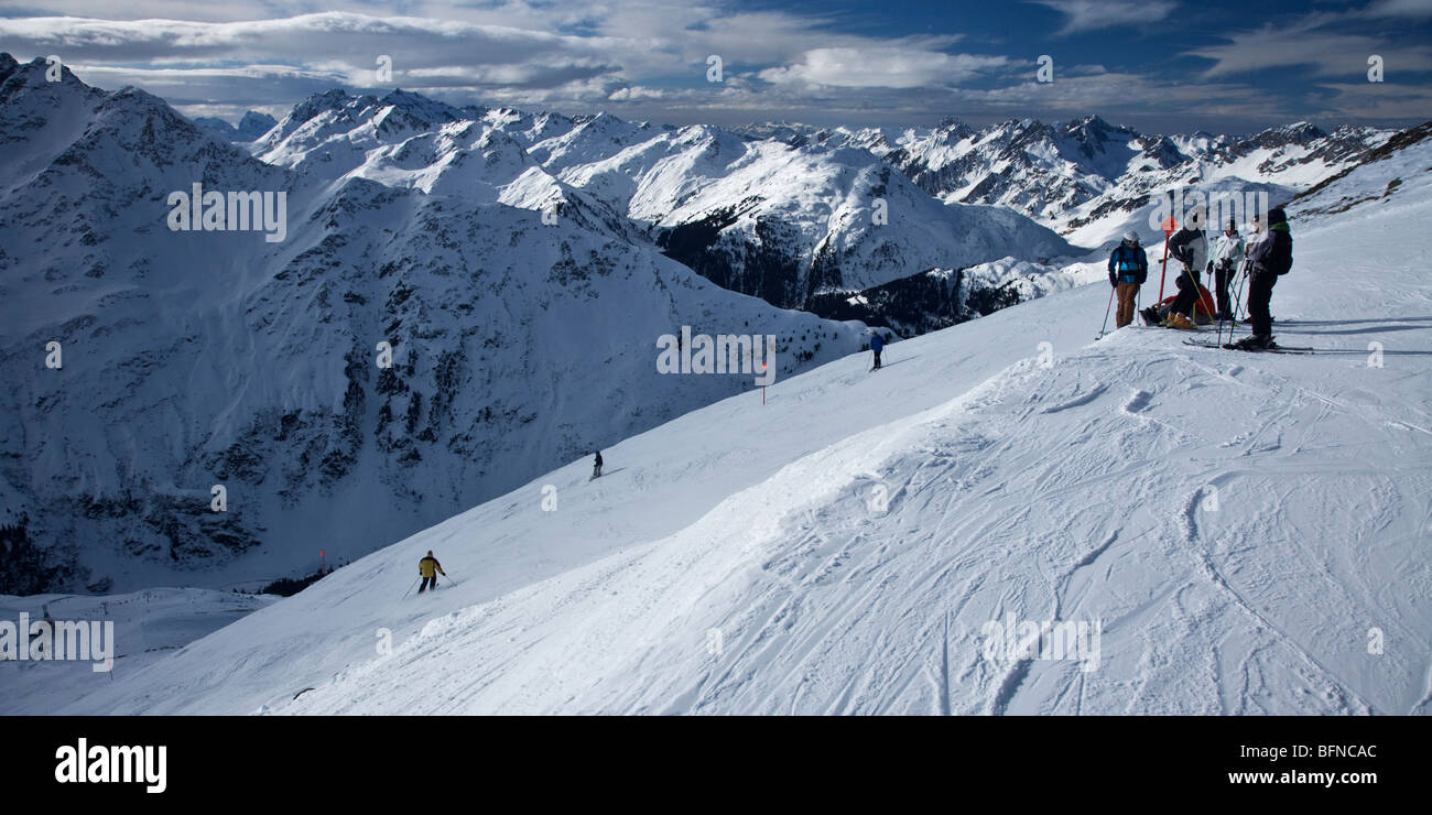 Gli sciatori godendo il Rendl ski area di St Anton in Austria Foto Stock