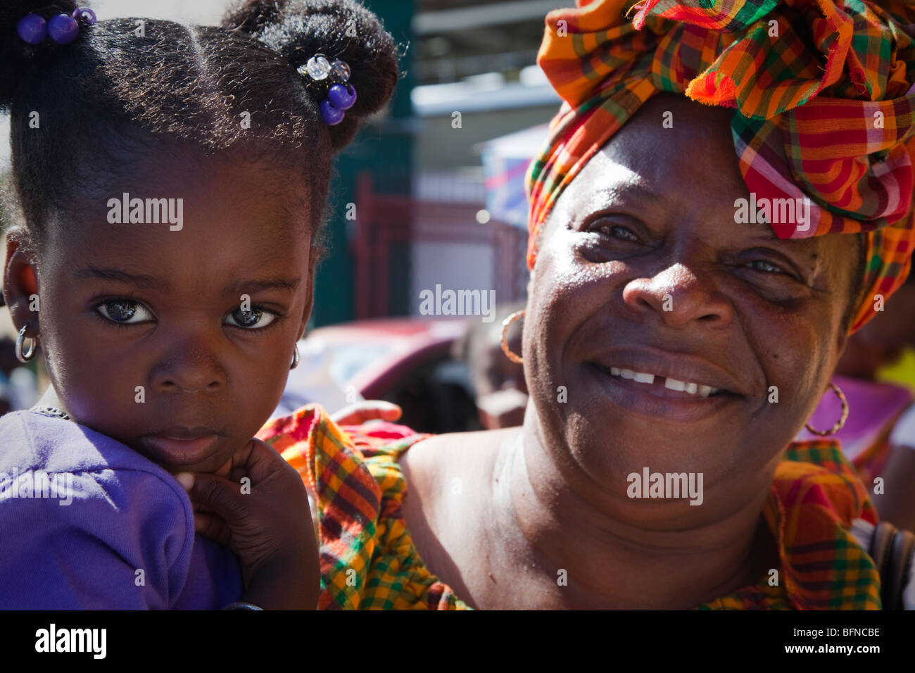Madre e figlia al Giorno Di Indipendenza celebrazione in St Johns, Antigua Foto Stock
