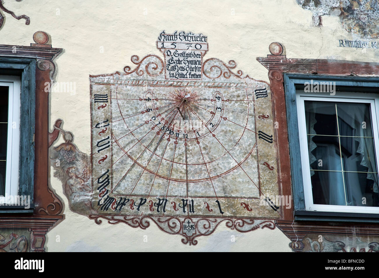 Dipinto di Meridiana dettagli su Hotel Schwarzer Adler sulla strada principale del Autrial ski resort di St Anton Foto Stock