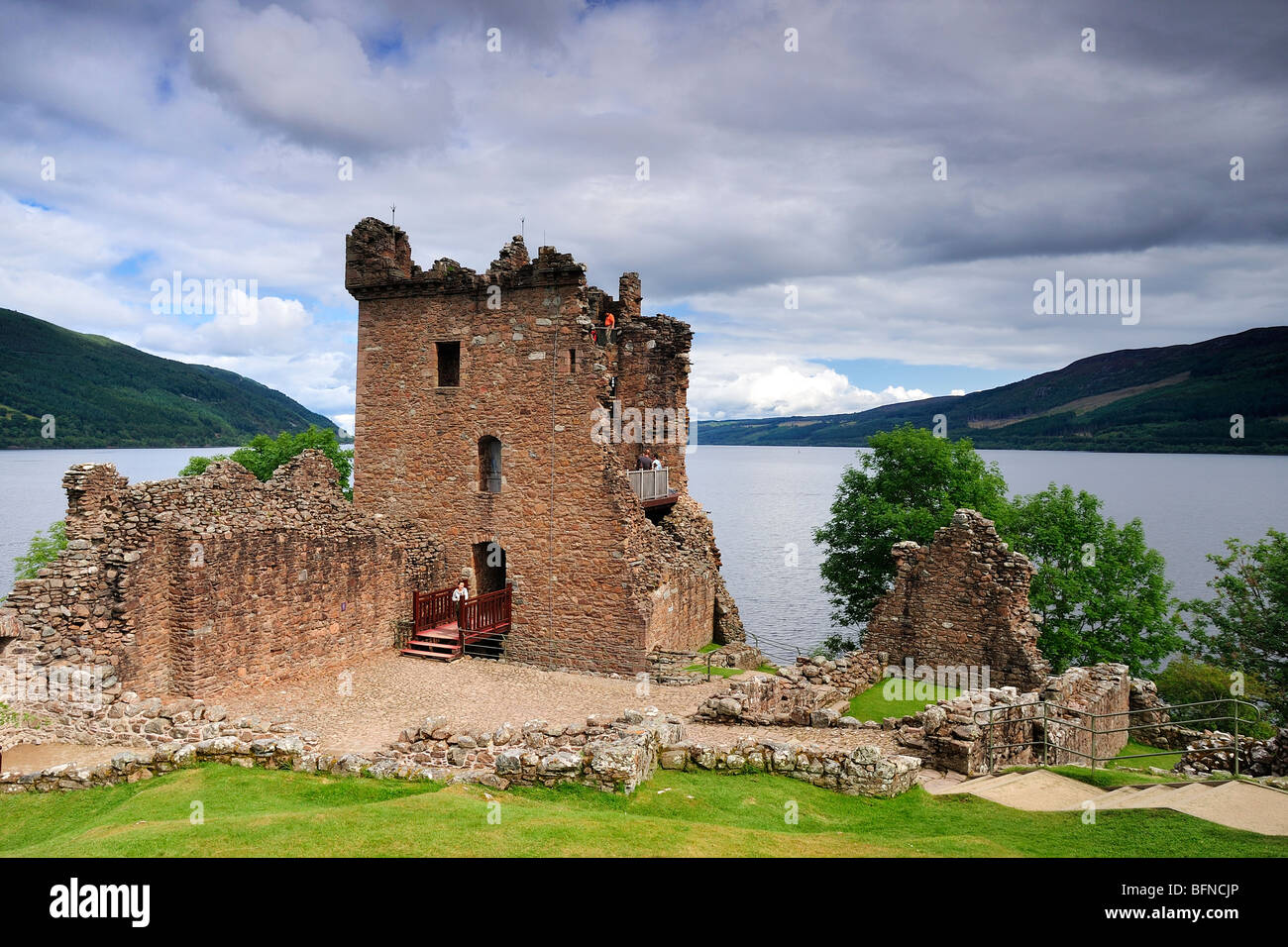 Castello Urquhart affacciato sul lago di Loch Ness Foto Stock