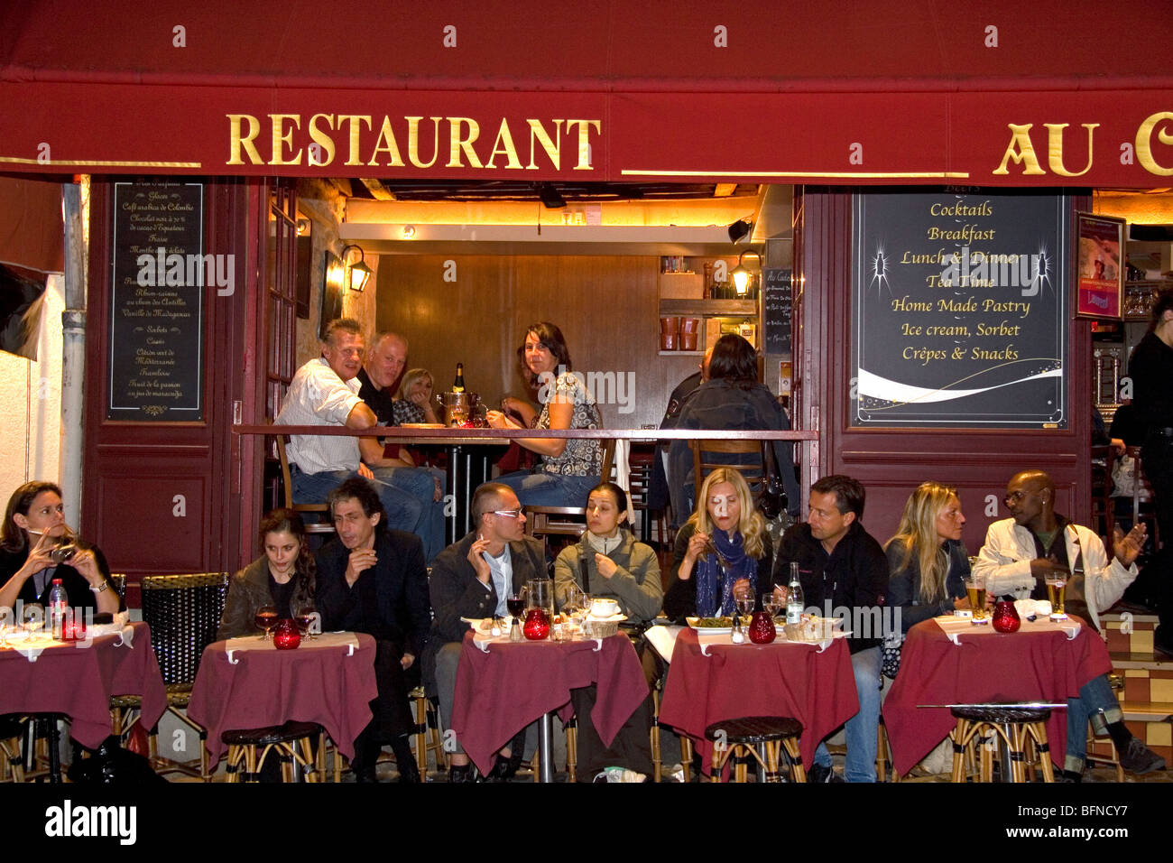 Ristorante esterno e la vita notturna del quartiere Montmartre di Parigi, Francia. Foto Stock