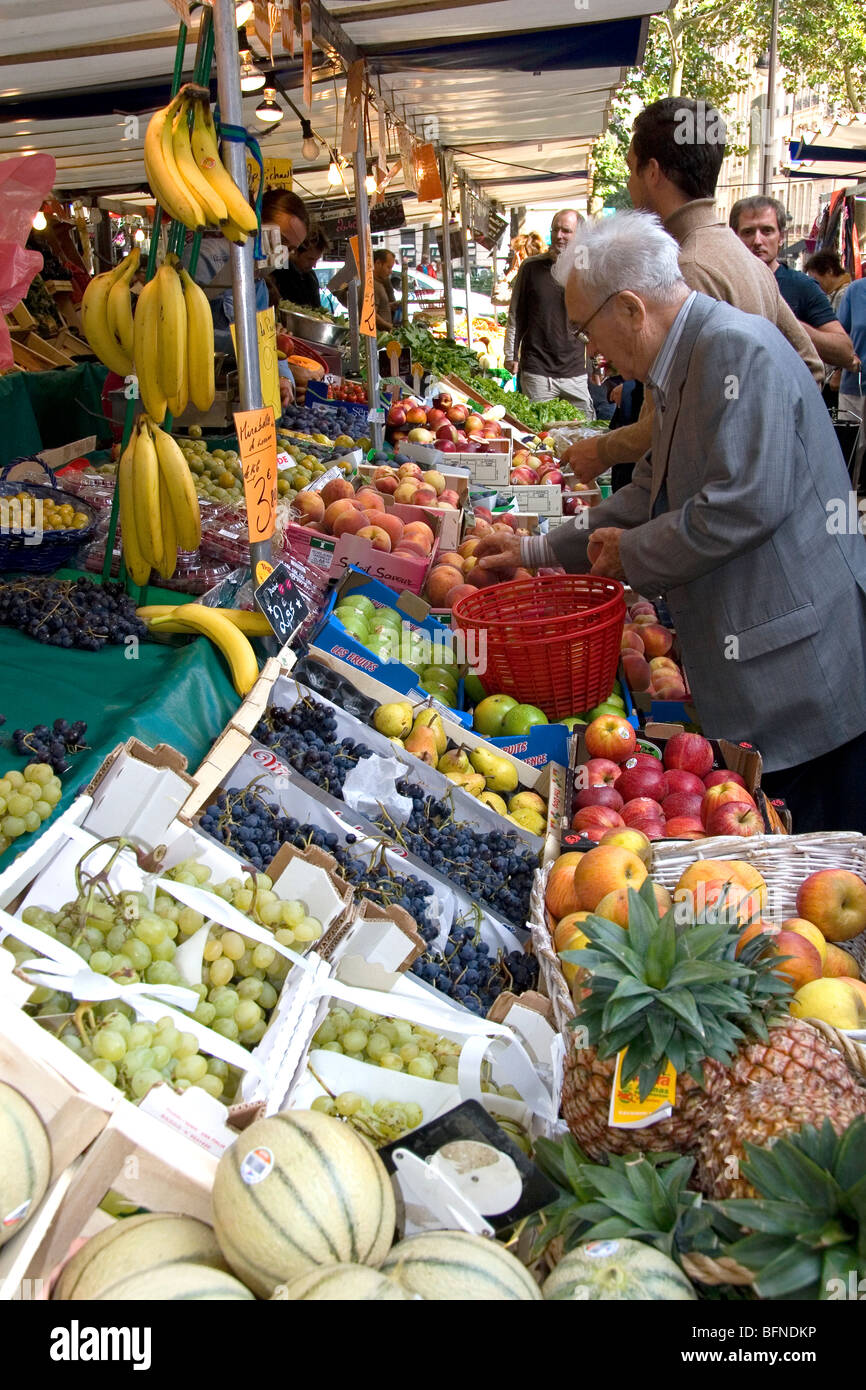 People shopping per produrre ad una piscina esterna al mercato del sabato a Parigi, Francia. Foto Stock