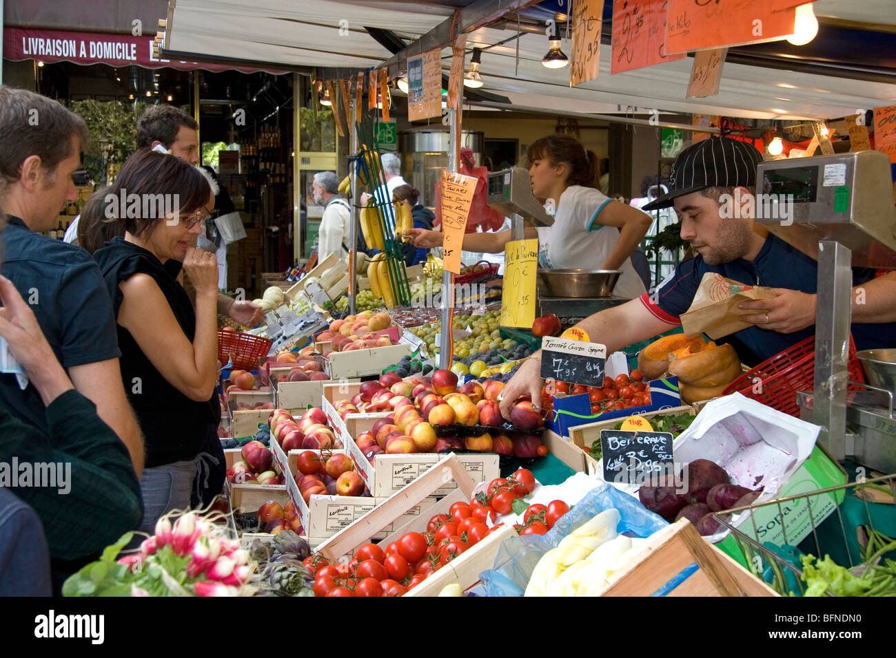 People shopping per produrre ad una piscina esterna al mercato del sabato a Parigi, Francia. Foto Stock