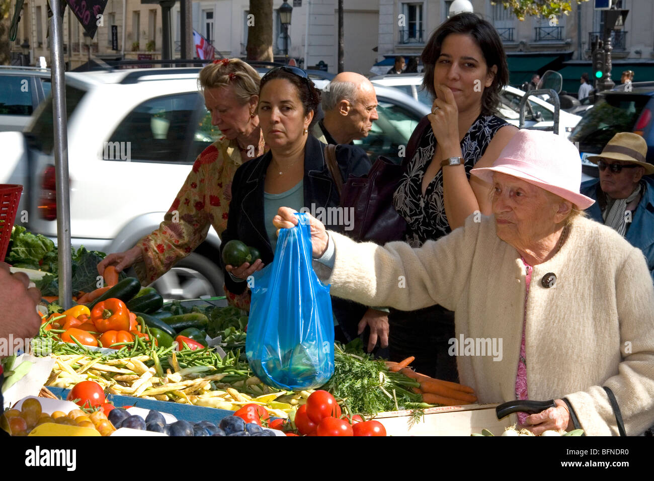 People shopping per produrre ad una piscina esterna al mercato del sabato a Parigi, Francia. Foto Stock