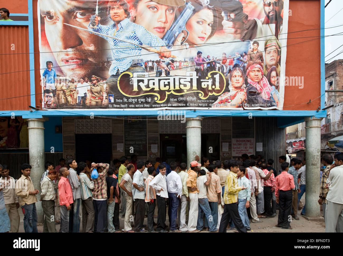 Gli uomini in attesa per la matinée mostra. Cinema imperiale. Il Paharganj. New Delhi. India Foto Stock