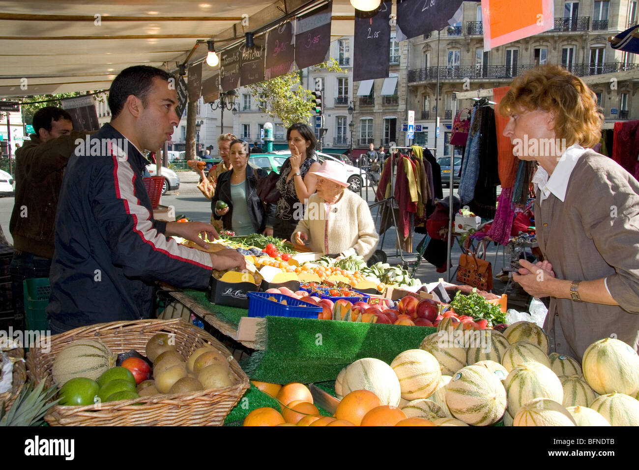 People shopping per produrre ad una piscina esterna al mercato del sabato a Parigi, Francia. Foto Stock