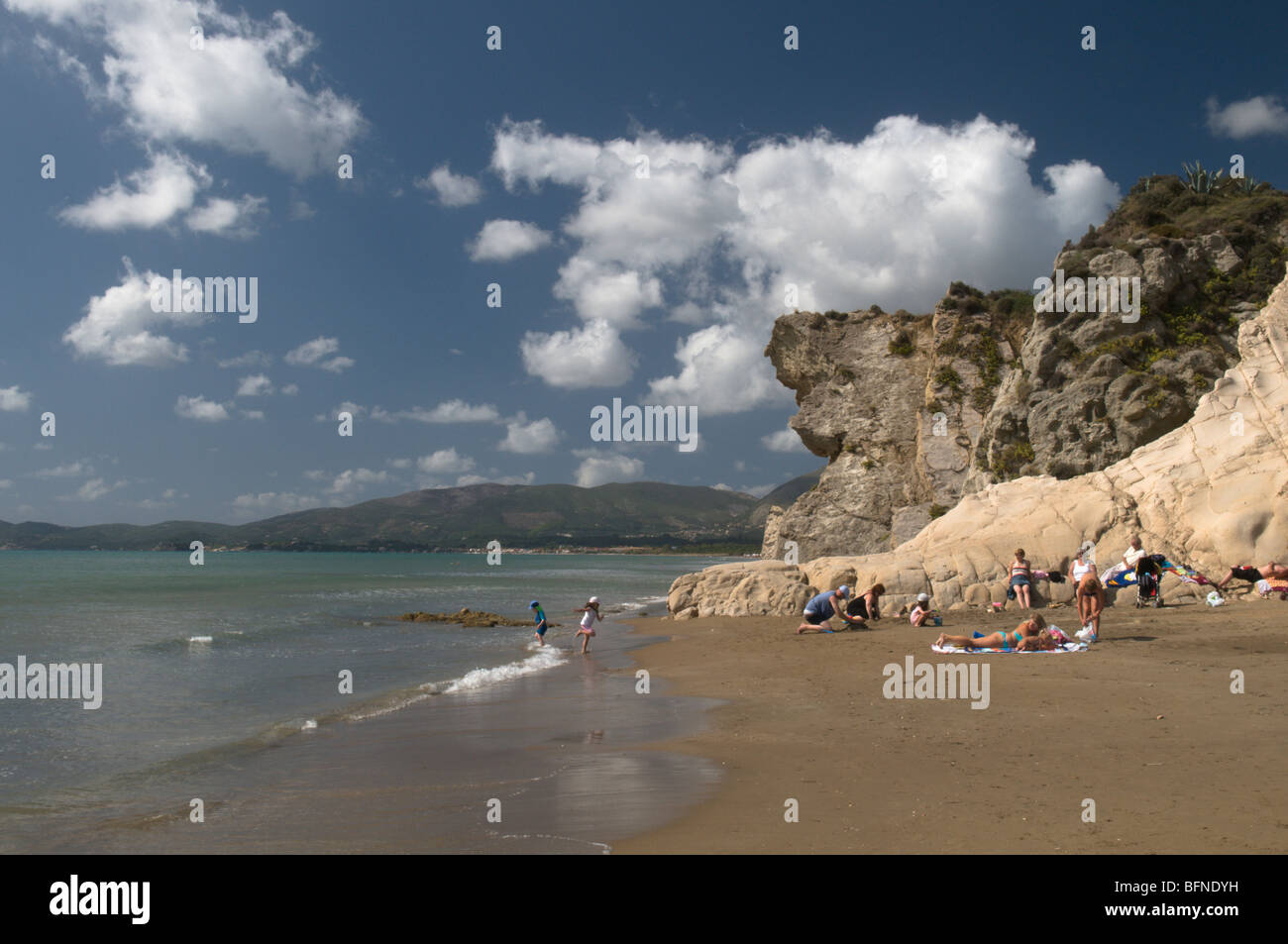 La Grecia. Zante. Zante. Isola greca. Ottobre. L'estremità orientale della spiaggia di Kalamaki. Spiaggia di nidificazione della tartaruga Caretta Foto Stock