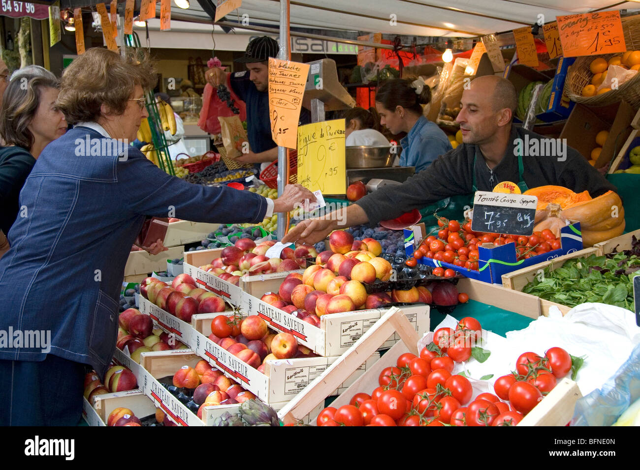 People shopping per produrre ad una piscina esterna al mercato del sabato a Parigi, Francia. Foto Stock