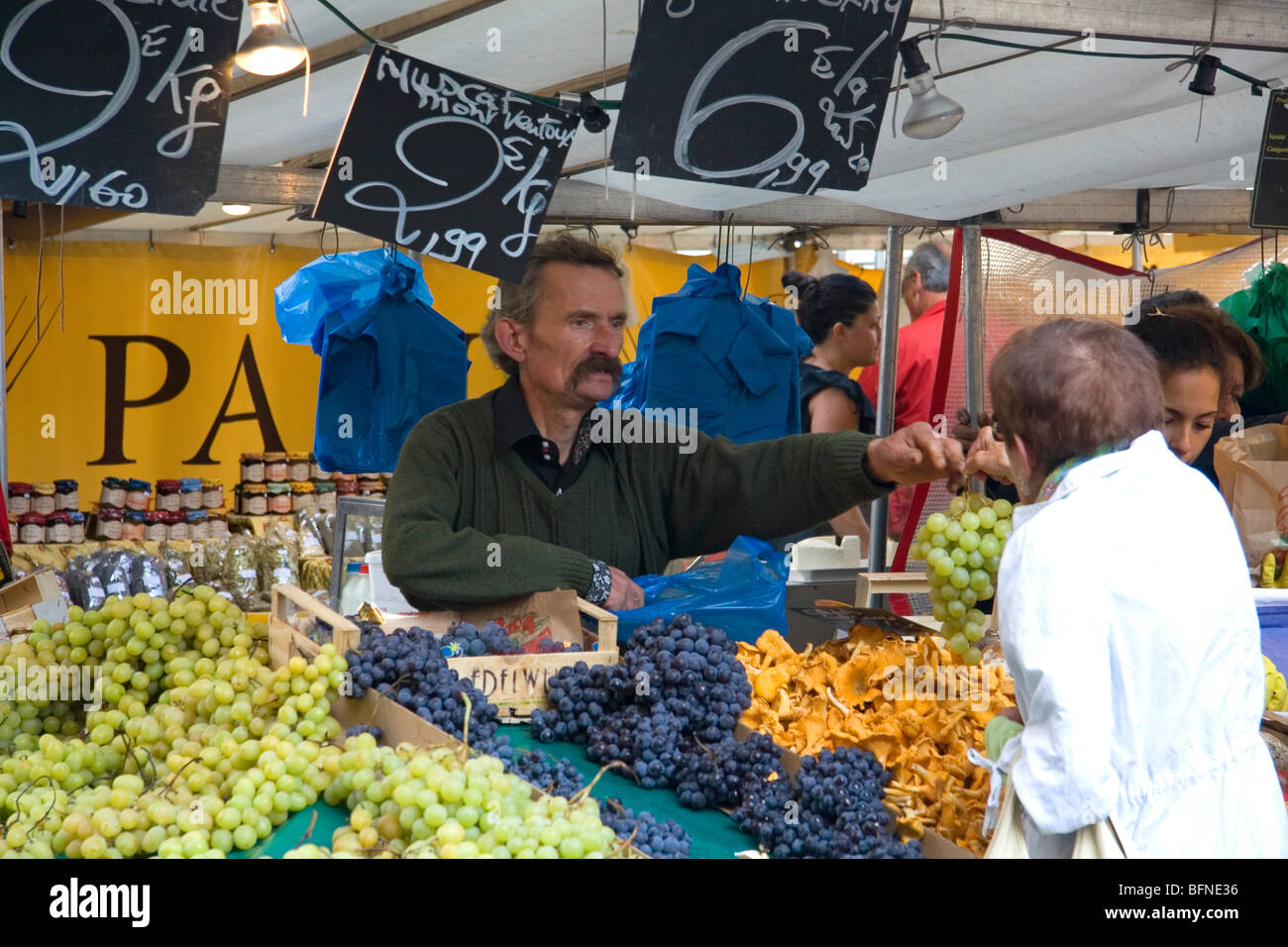 People shopping per produrre ad una piscina esterna al mercato del sabato a Parigi, Francia. Foto Stock