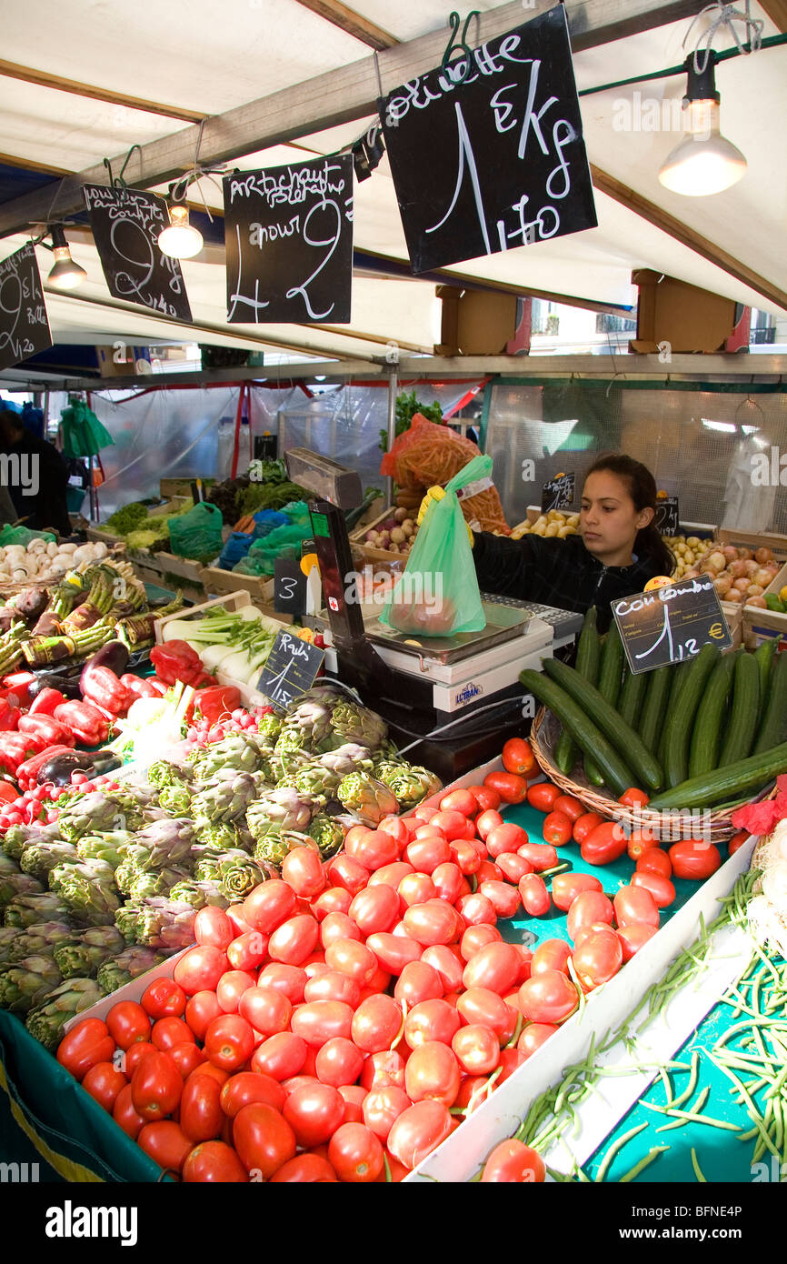 People shopping per produrre ad una piscina esterna al mercato del sabato a Parigi, Francia. Foto Stock