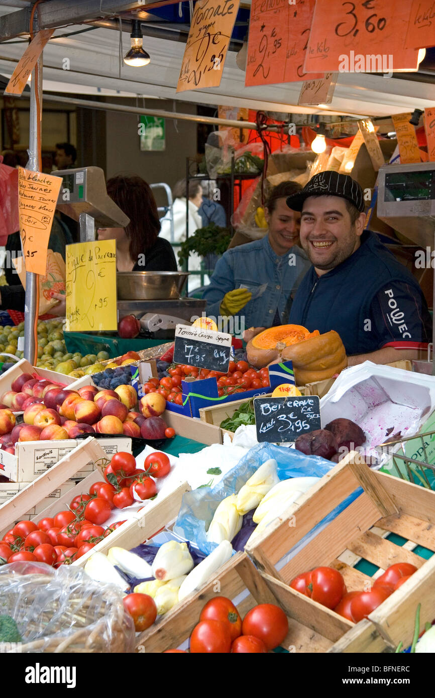 People shopping per produrre ad una piscina esterna al mercato del sabato a Parigi, Francia. Foto Stock