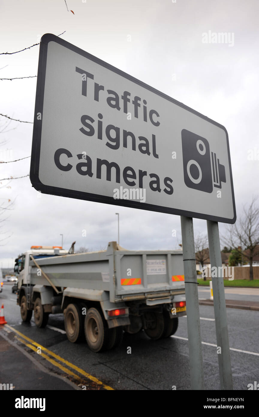 Segnale di traffico telecamere segno a nodo stradale in Inghilterra, Regno Unito Foto Stock