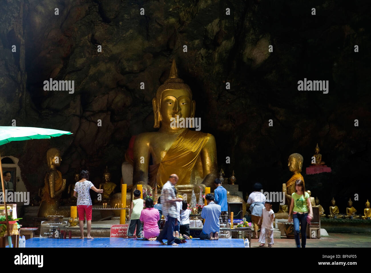 Devoti di adorare la statua di Buddha. Khao Luang grotta. Phetchaburi. Della Thailandia Foto Stock