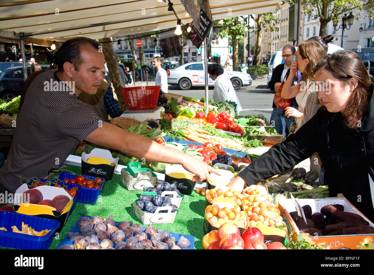 People shopping per produrre ad una piscina esterna al mercato del sabato a Parigi, Francia. Foto Stock