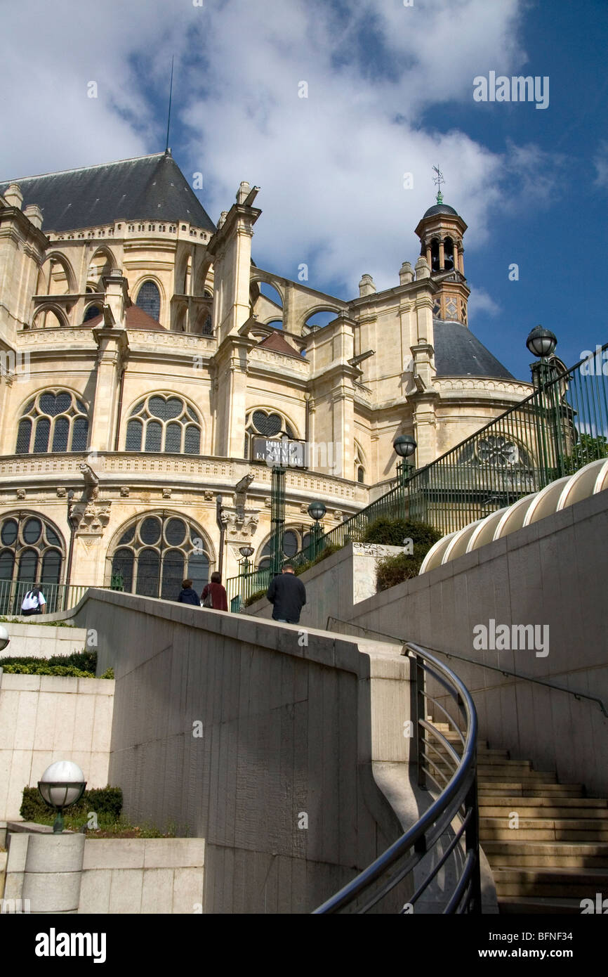 Eglise Saint-Eustache architettura gotica in contrasto con la moderna scala di Les Halles di Parigi, Francia. Foto Stock