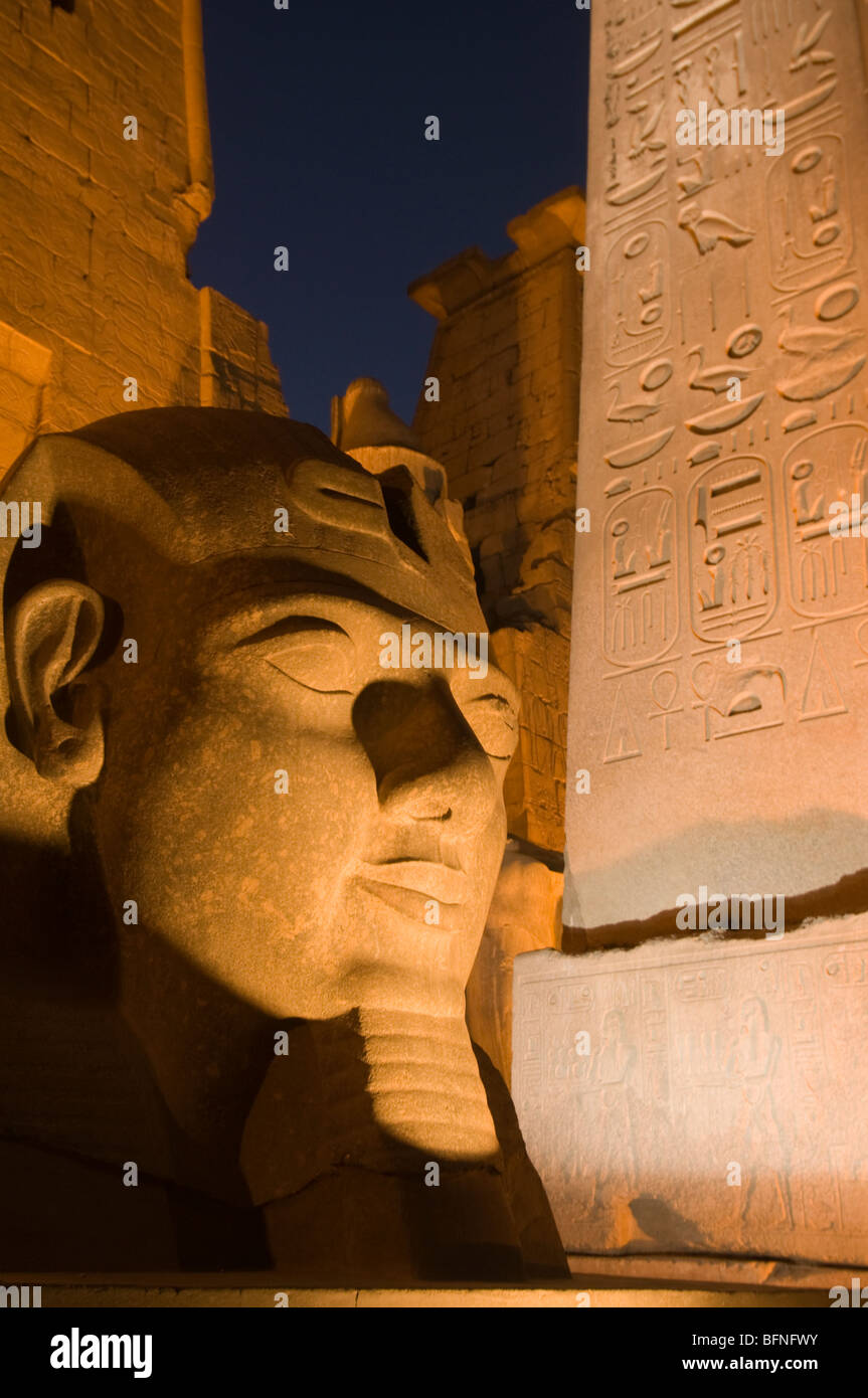 Ramesse II e obelisco al Tempio di Luxor in Egitto. Foto Stock