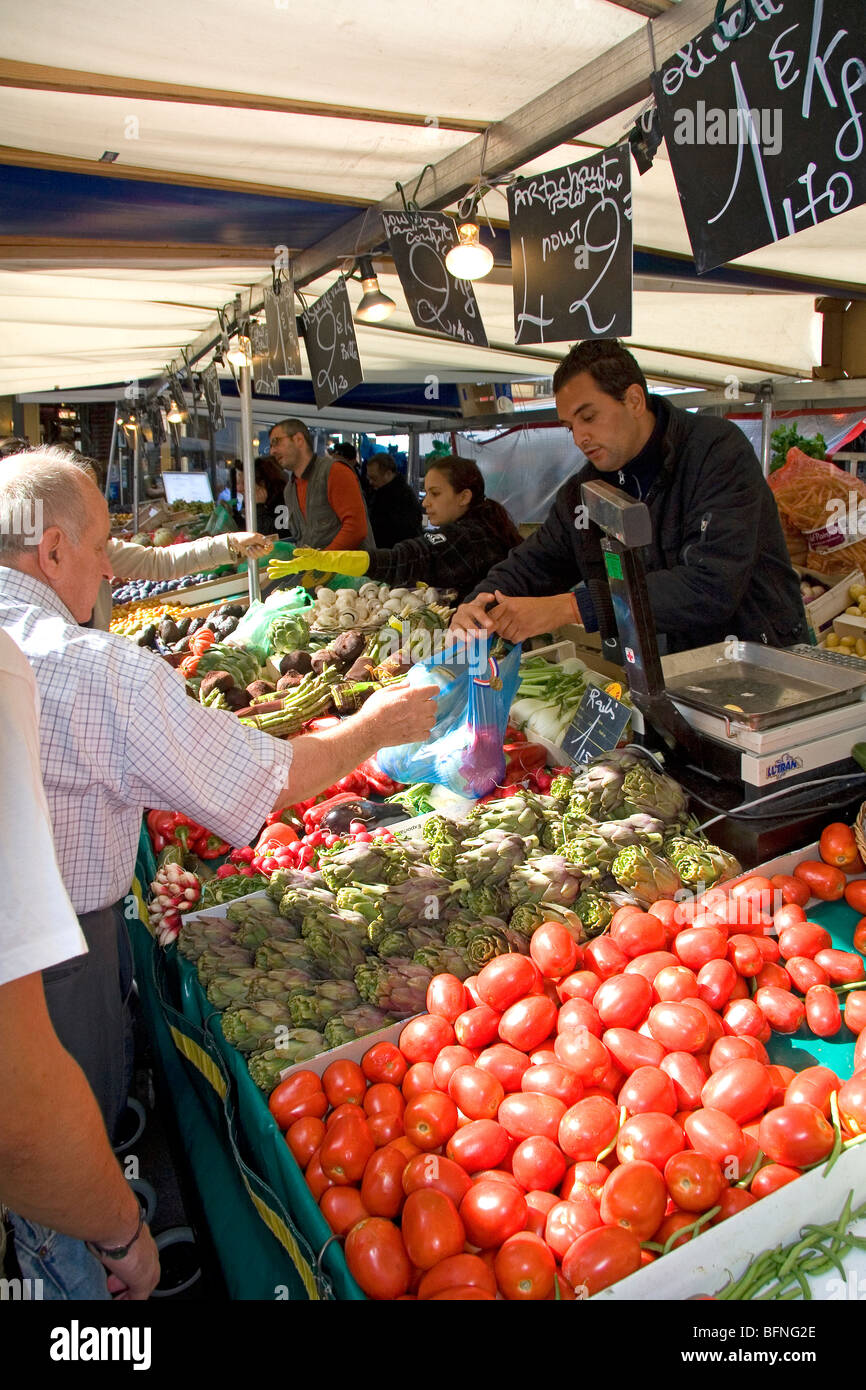 People shopping per produrre ad una piscina esterna al mercato del sabato a Parigi, Francia. Foto Stock