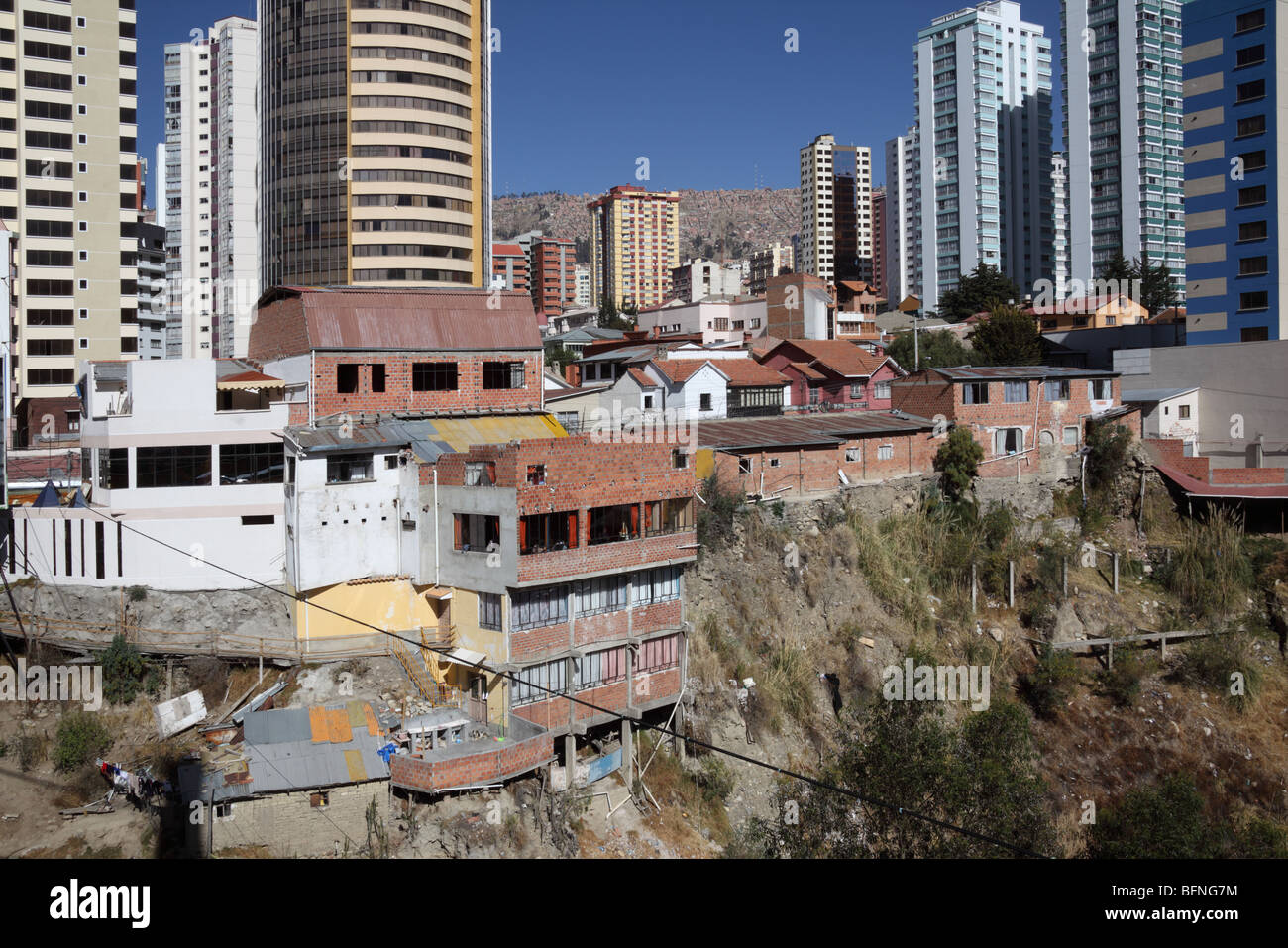 In contrasto i moderni grattacieli e baraccopoli precaria alloggiamento affiancati, Sopocachi , La Paz , Bolivia Foto Stock