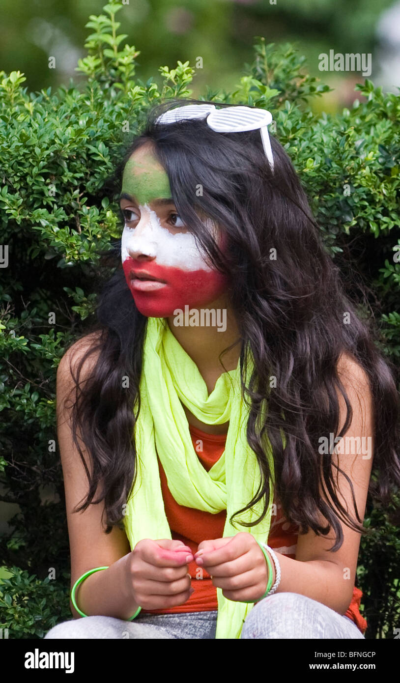 Ragazza con il suo volto dipinto con i colori della bandiera iraniana a protestare al di fuori dell'ambasciata iraniana, Londra Foto Stock