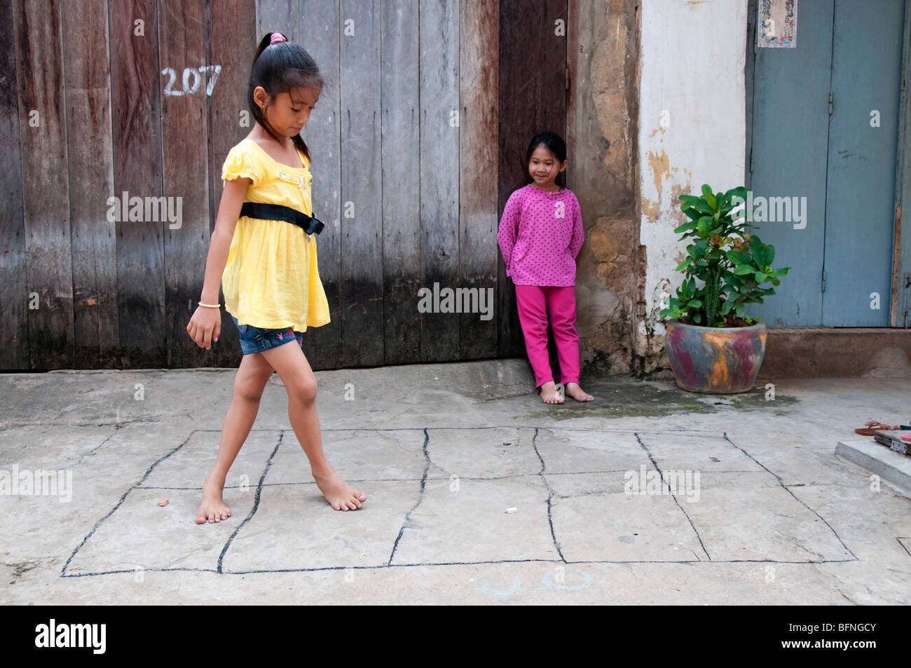 Le ragazze la riproduzione di campana di Battambang, Cambogia Foto Stock