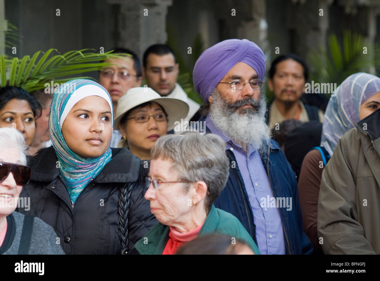 I membri di congregazioni religiose nel lavaggio, Queens sosta presso il tempio indù centro durante il Queens Interfaith unità a piedi Foto Stock