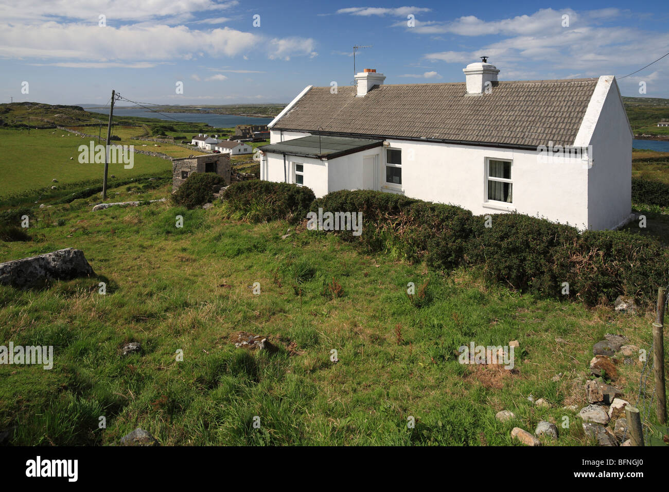 Cottage tradizionale allo sky road vicino a Clifden, Connemara, Irlanda Foto Stock